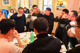 ����һȺ���������飡��ʢ�����gЦ�Z��